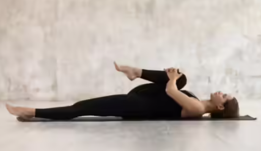 8 bài tập kéo giãn đơn giản và hiệu quả giúp giảm đau lưng dưới- Ảnh 1.