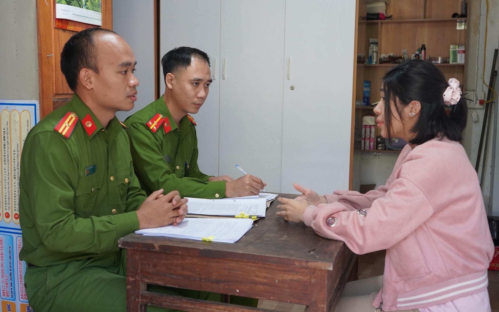 Nhóm thiếu niên liều lĩnh mang đao tấn công người dân trong đêm- Ảnh 2. Nhóm thiếu niên liều lĩnh mang đao tấn công người dân trong đêm- Ảnh 2.