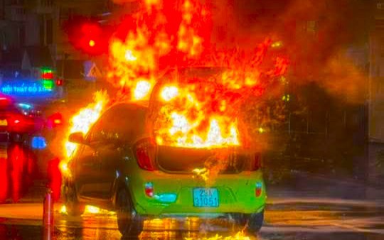 Cháy quán lẩu dưới chân cầu Long Biên kèm nhiều tiếng nổ nghi do bình gas- Ảnh 1.