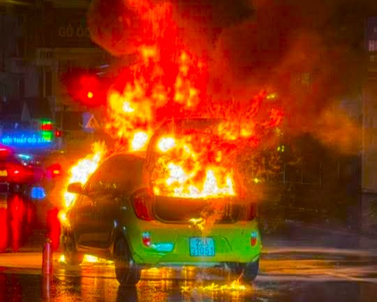 Ô tô bốc cháy dữ dội giữa trời mưa ở Hà Nội- Ảnh 2.