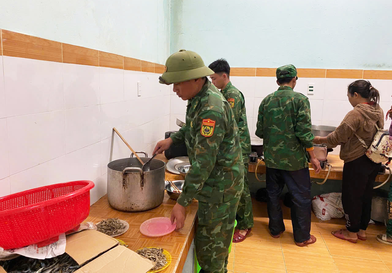 Ấm áp nghĩa tình 'bếp ăn 0 đồng' ở vùng sạt lở- Ảnh 1.