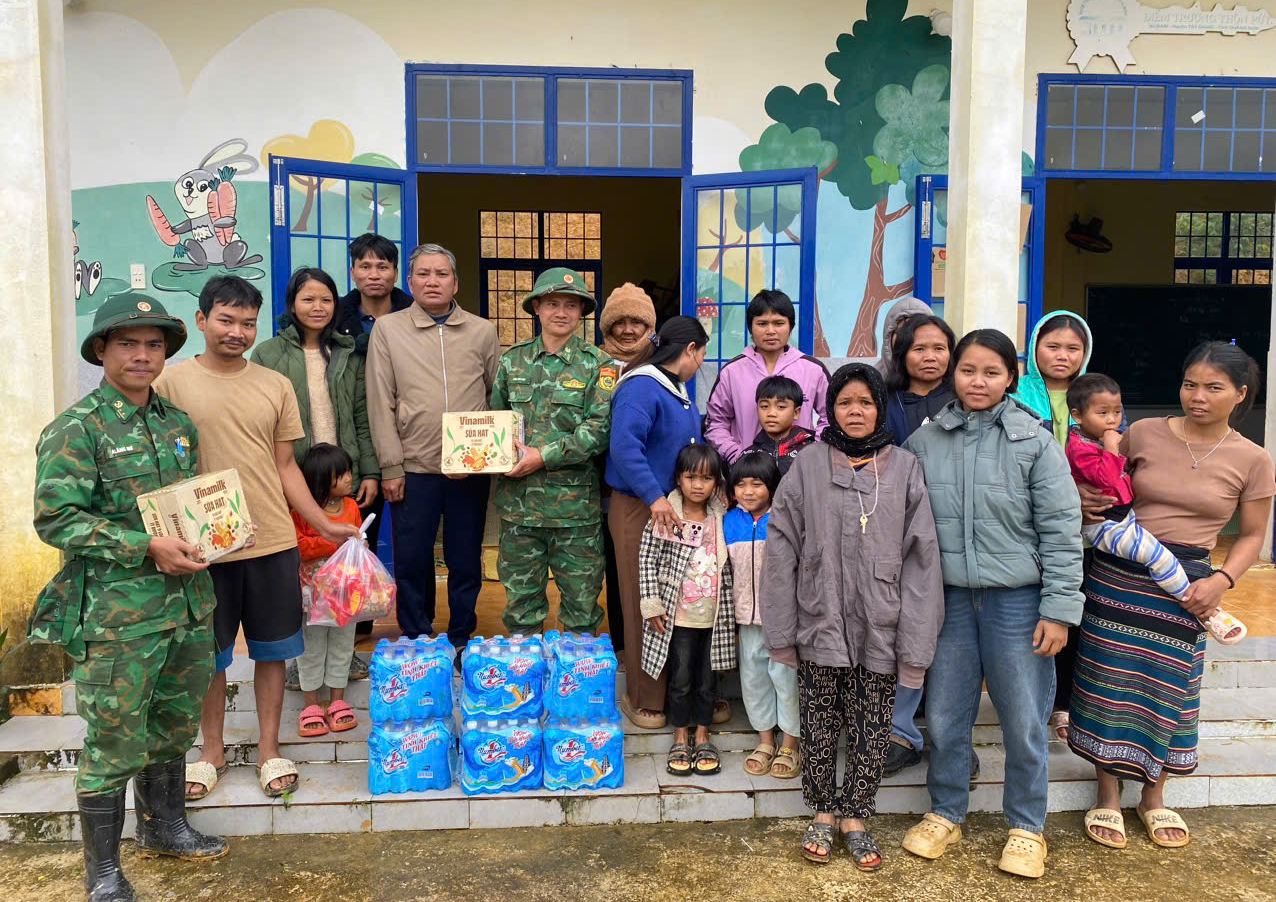 Ấm áp nghĩa tình 'bếp ăn 0 đồng' ở vùng sạt lở- Ảnh 10.