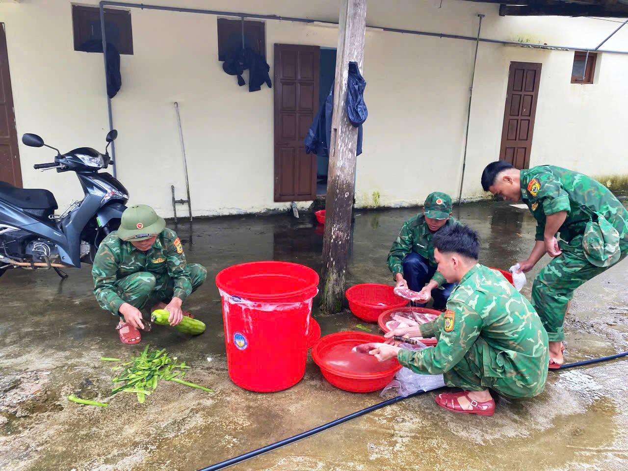 Ấm áp nghĩa tình 'bếp ăn 0 đồng' ở vùng sạt lở- Ảnh 11.