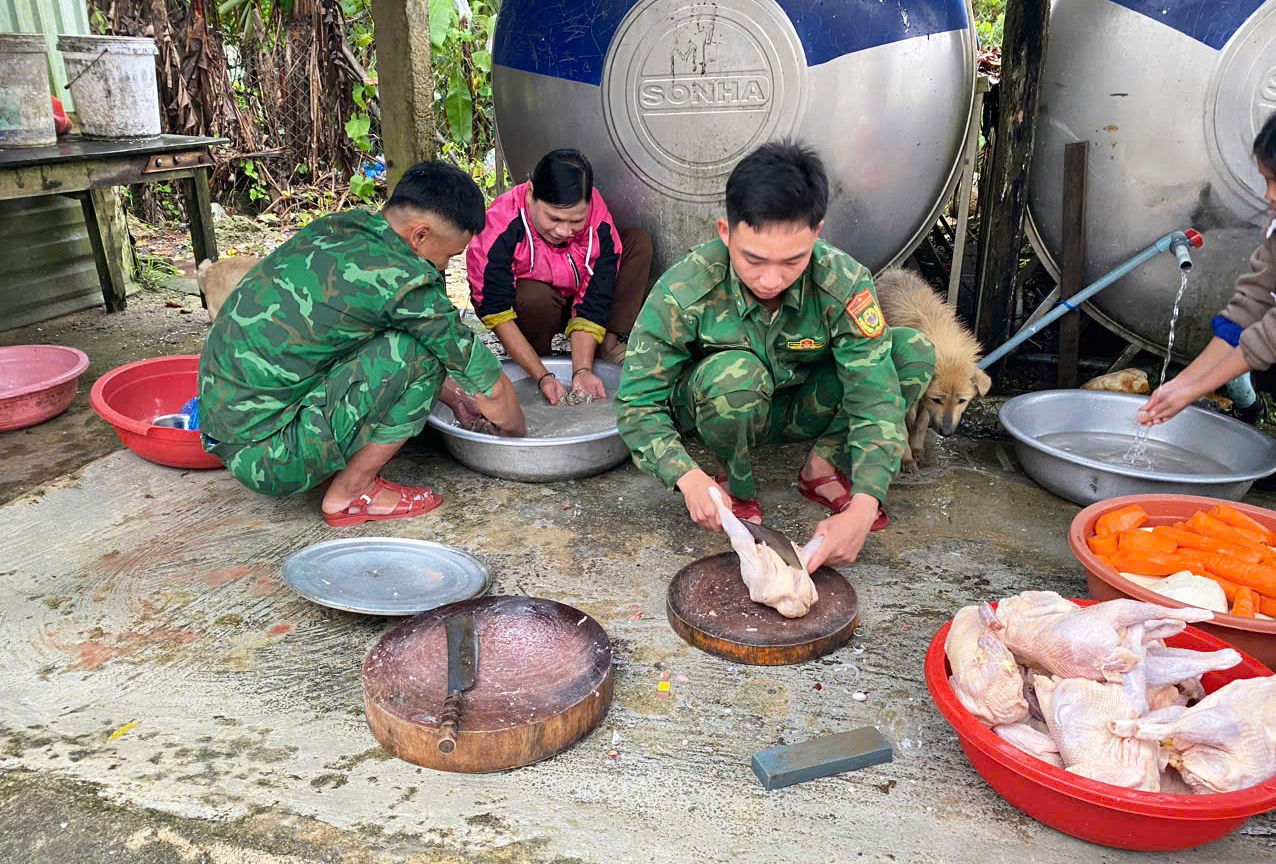 Ấm áp nghĩa tình 'bếp ăn 0 đồng' ở vùng sạt lở- Ảnh 12.