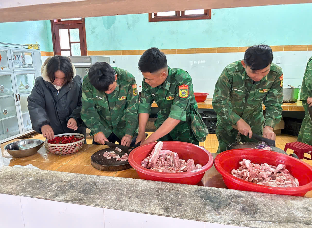 Ấm áp nghĩa tình 'bếp ăn 0 đồng' ở vùng sạt lở- Ảnh 2.