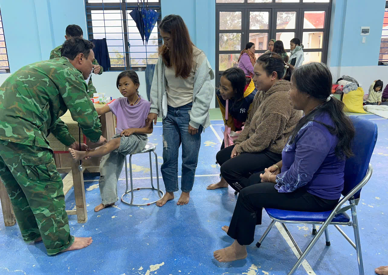 Ấm áp nghĩa tình 'bếp ăn 0 đồng' ở vùng sạt lở- Ảnh 4.