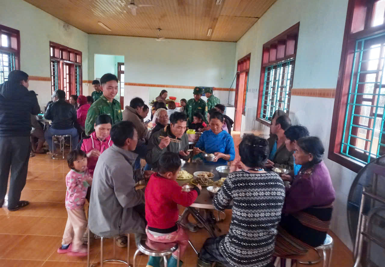 Ấm áp nghĩa tình 'bếp ăn 0 đồng' ở vùng sạt lở- Ảnh 5.