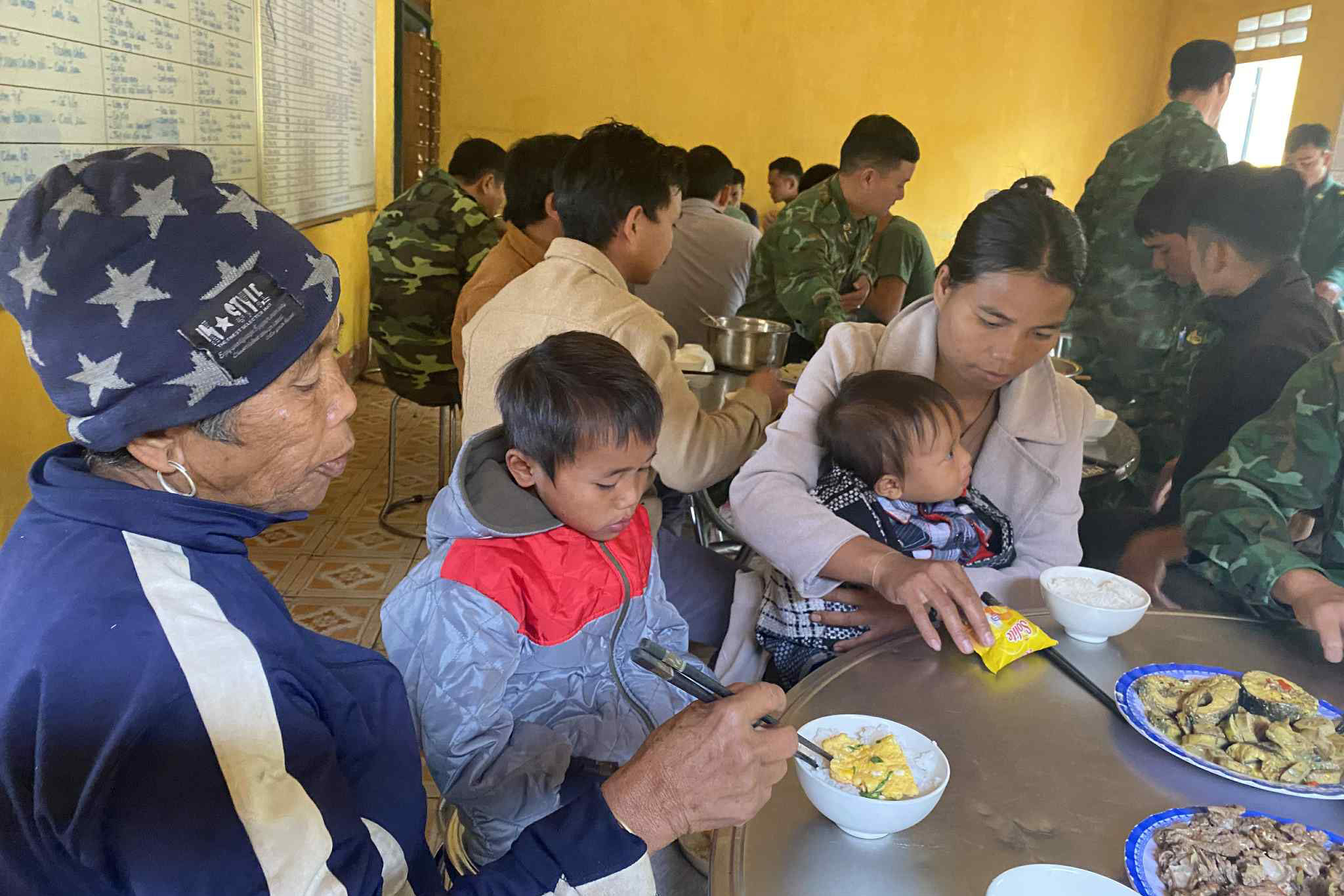 Ấm áp nghĩa tình 'bếp ăn 0 đồng' ở vùng sạt lở- Ảnh 6.