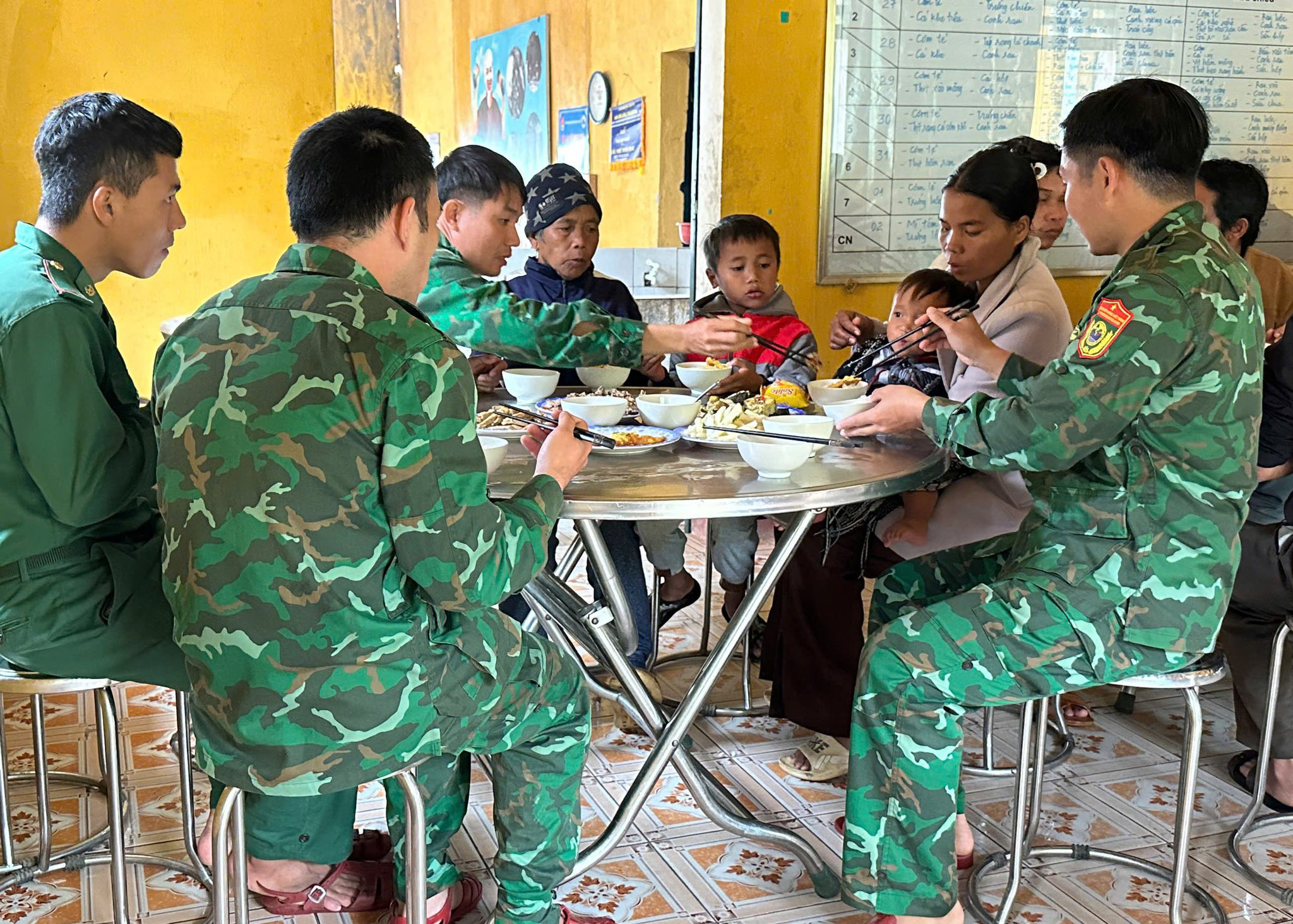 Ấm áp nghĩa tình 'bếp ăn 0 đồng' ở vùng sạt lở- Ảnh 7.