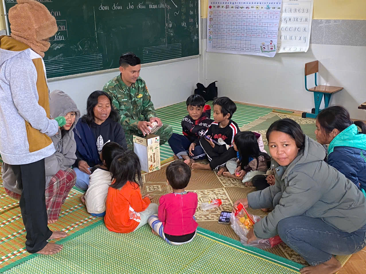 Ấm áp nghĩa tình 'bếp ăn 0 đồng' ở vùng sạt lở- Ảnh 8.