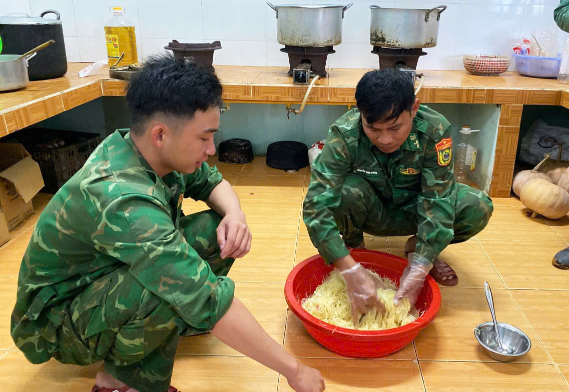 Ấm áp nghĩa tình 'bếp ăn 0 đồng' ở vùng sạt lở- Ảnh 9.