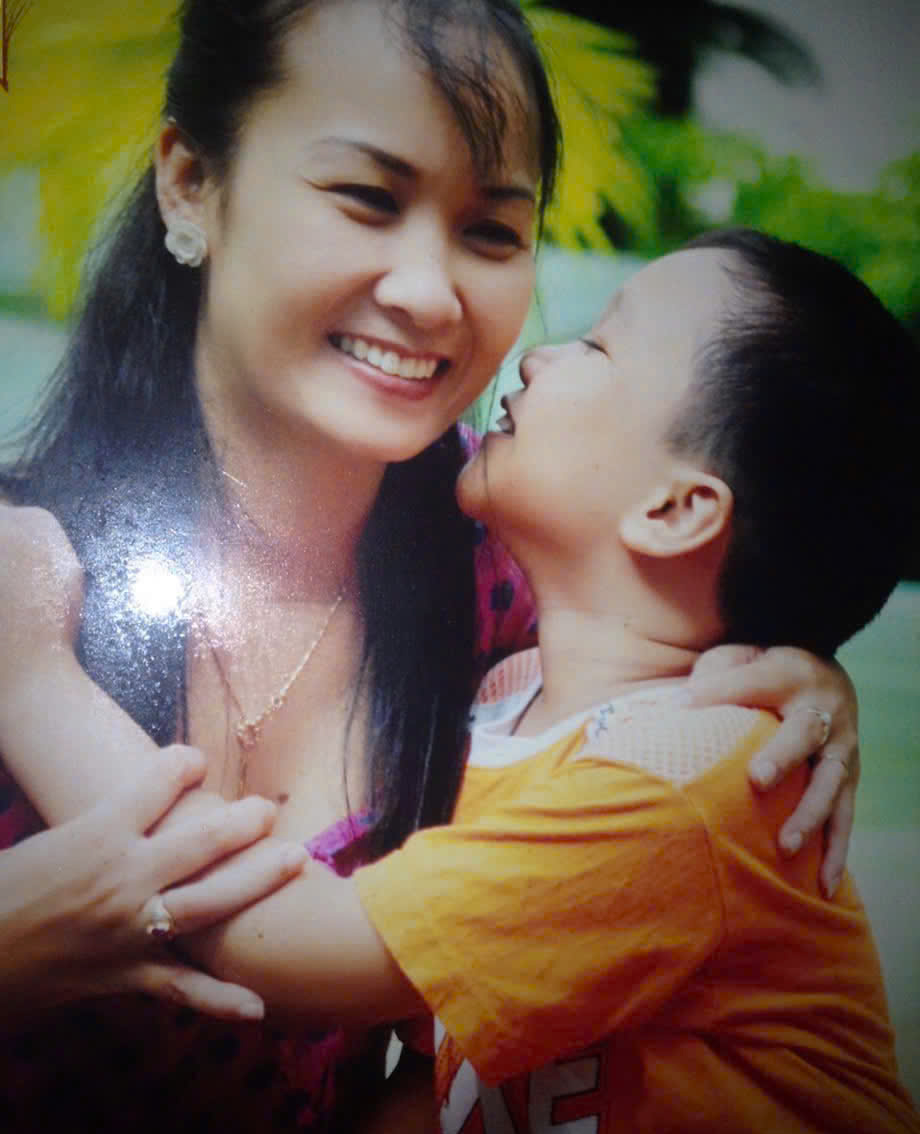 Anh hùng châu Á Phạm Thị Huệ: Người phá vỡ 'bức tường' kỳ thị và hành trình SỐNG ĐẸP- Ảnh 2. Anh hùng châu Á Phạm Thị Huệ: Người phá vỡ 'bức tường' kỳ thị và hành trình SỐNG ĐẸP- Ảnh 2.