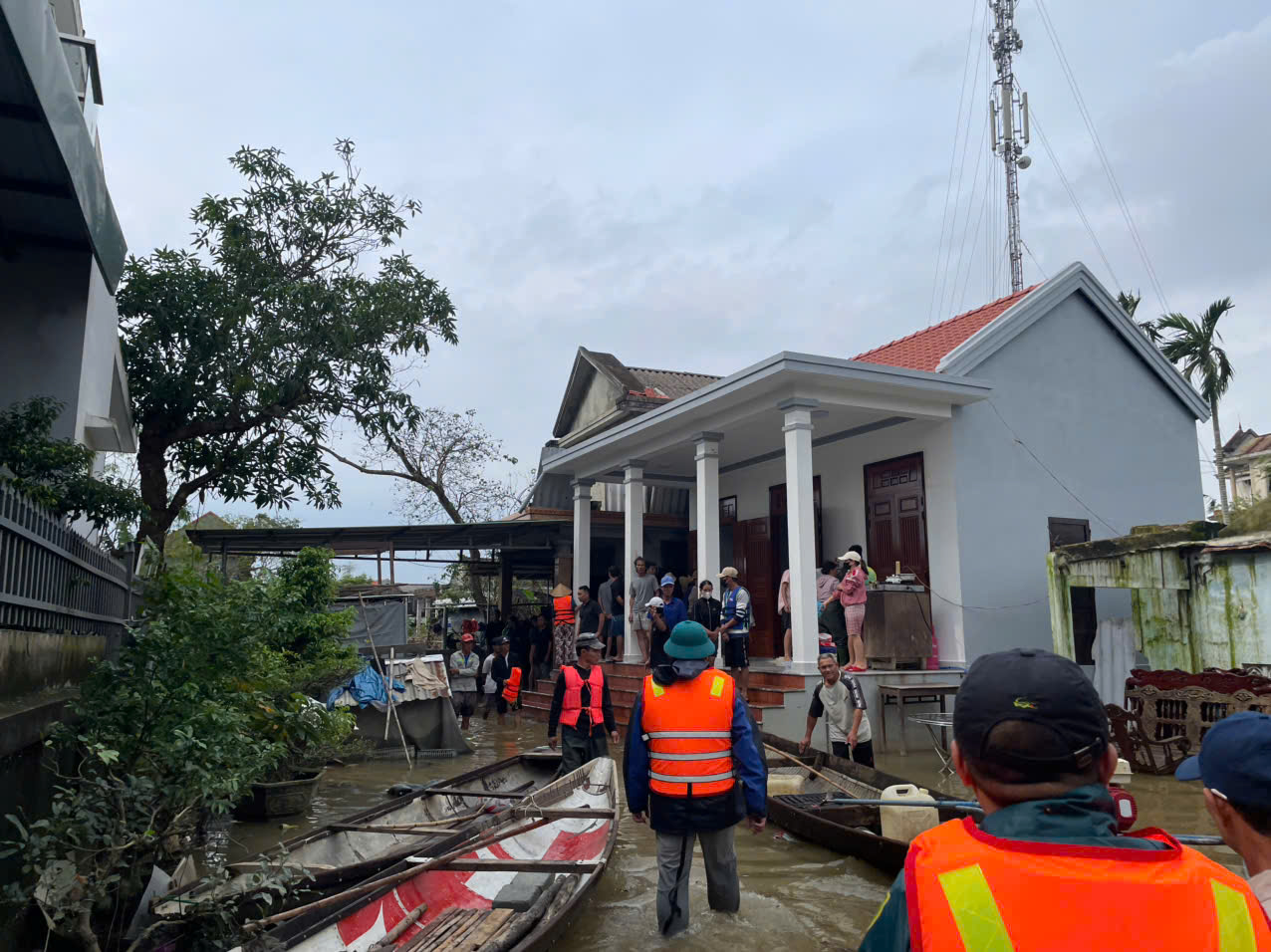 Hơn 7.600 ngôi nhà ngập trong đợt lũ thứ 4 ở Huế, tìm thấy nạn nhân mất tích do lật ghe- Ảnh 1. Hơn 7.600 ngôi nhà ngập trong đợt lũ thứ 4 ở Huế, tìm thấy nạn nhân mất tích do lật ghe- Ảnh 1.