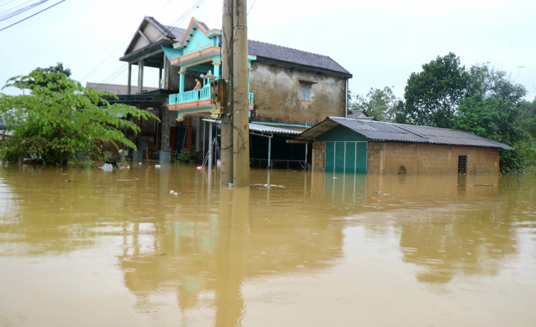 Hơn 7.600 ngôi nhà ngập trong đợt lũ thứ 4 ở Huế, tìm thấy nạn nhân mất tích do lật ghe- Ảnh 2. Hơn 7.600 ngôi nhà ngập trong đợt lũ thứ 4 ở Huế, tìm thấy nạn nhân mất tích do lật ghe- Ảnh 2.