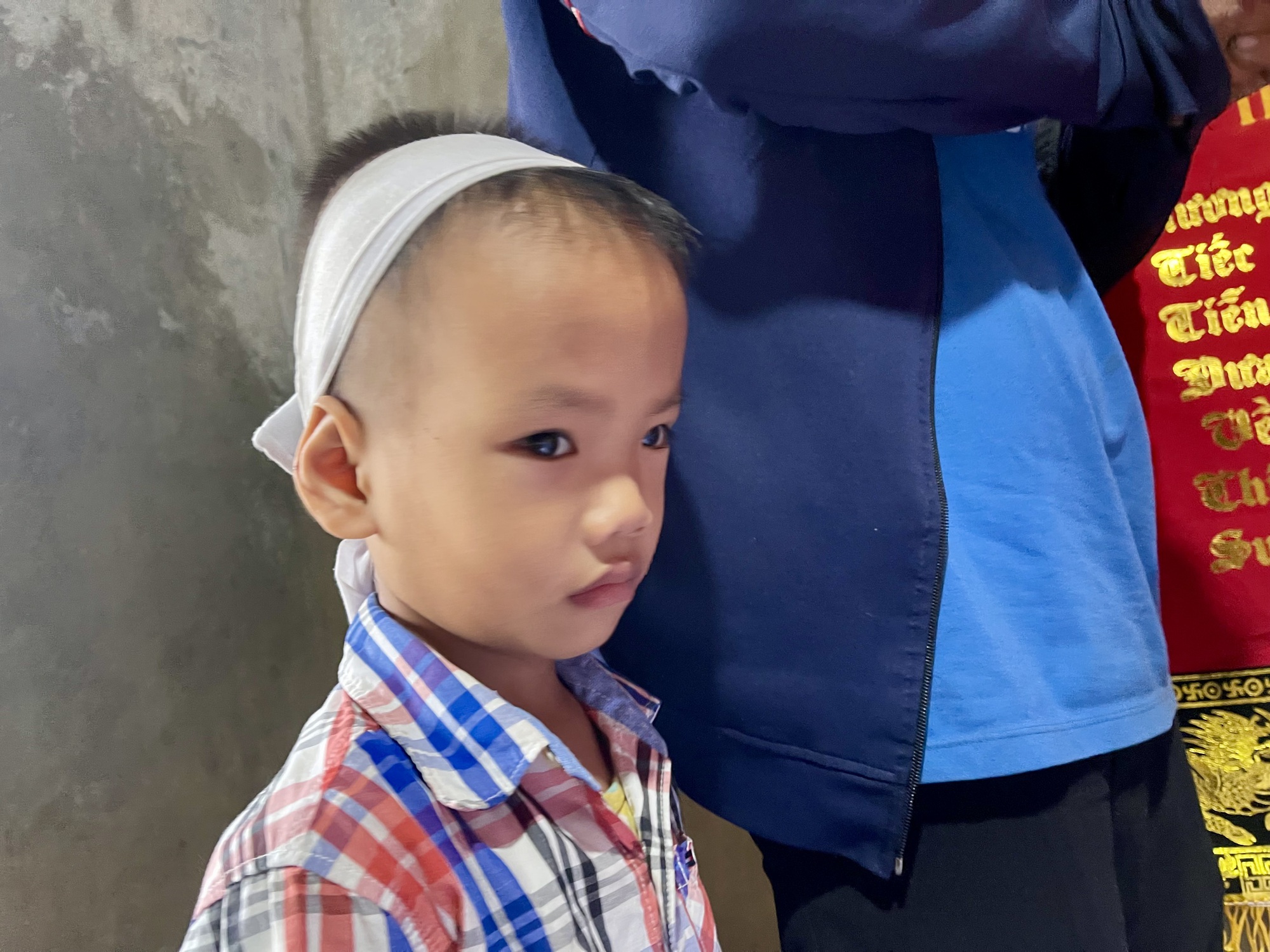 Xót xa đứa trẻ liên tiếp mất mẹ và bà, chỉ còn biết dựa vào người cậu tật nguyền, tâm trí bất ổn- Ảnh 2. Xót xa đứa trẻ liên tiếp mất mẹ và bà, chỉ còn biết dựa vào người cậu tật nguyền, tâm trí bất ổn- Ảnh 2.