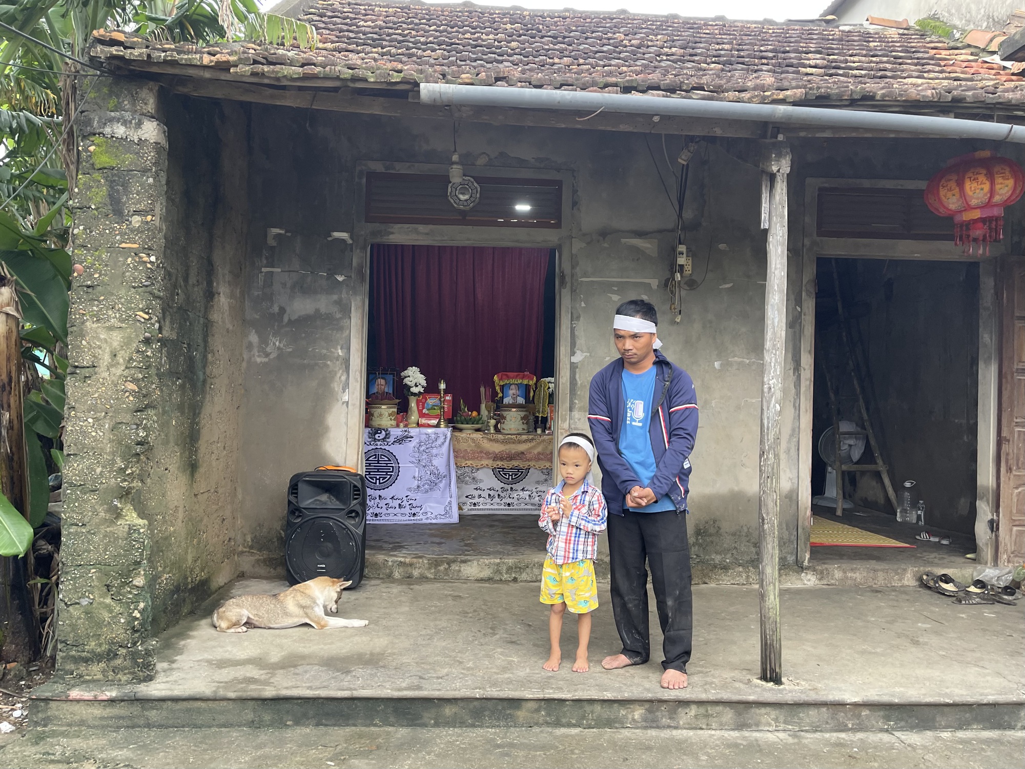 Xót xa đứa trẻ liên tiếp mất mẹ và bà, chỉ còn biết dựa vào người cậu tật nguyền, tâm trí bất ổn- Ảnh 5. Xót xa đứa trẻ liên tiếp mất mẹ và bà, chỉ còn biết dựa vào người cậu tật nguyền, tâm trí bất ổn- Ảnh 5.