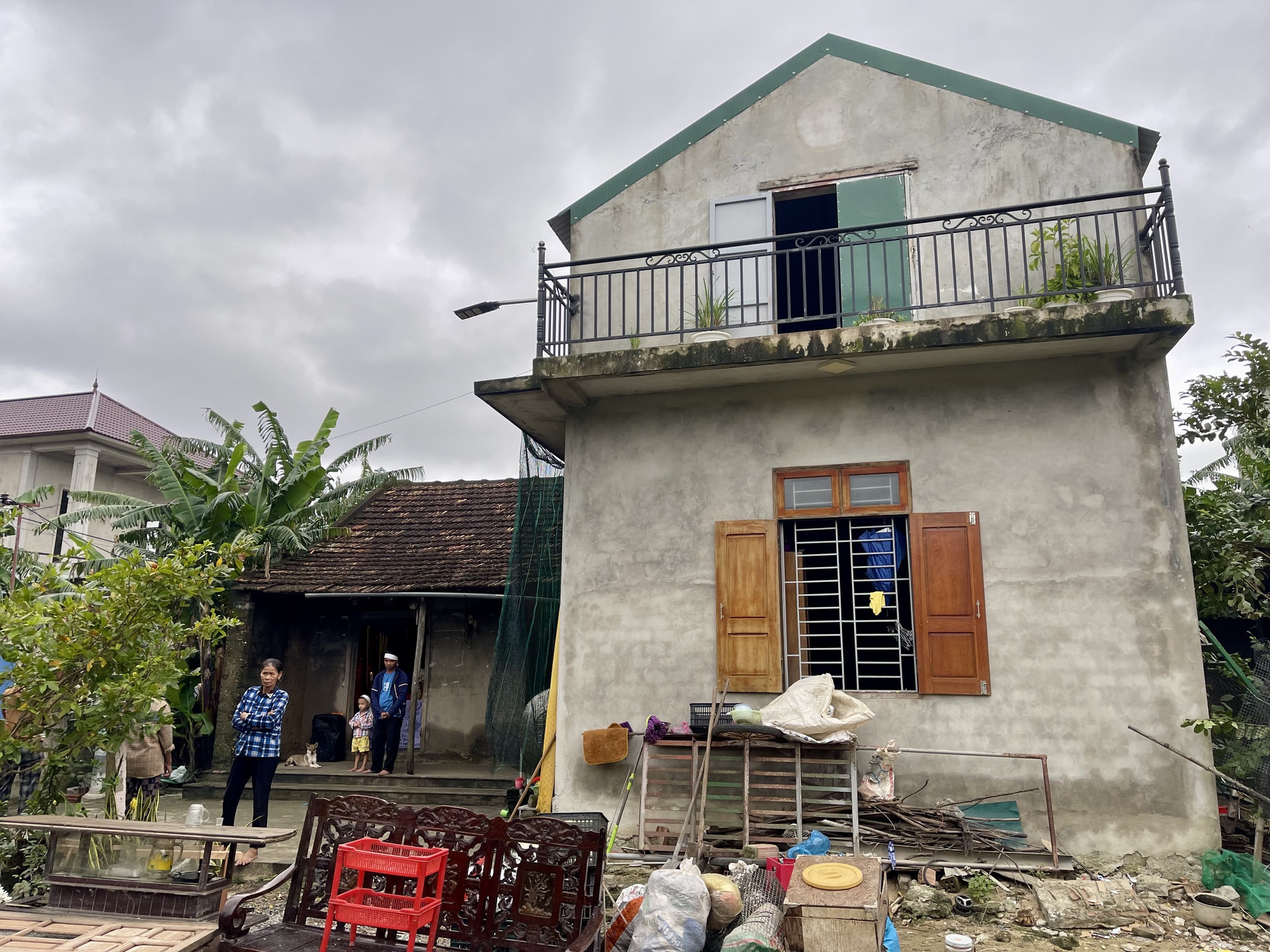 Xót xa đứa trẻ liên tiếp mất mẹ và bà, chỉ còn biết dựa vào người cậu tật nguyền, tâm trí bất ổn- Ảnh 3. Xót xa đứa trẻ liên tiếp mất mẹ và bà, chỉ còn biết dựa vào người cậu tật nguyền, tâm trí bất ổn- Ảnh 3.