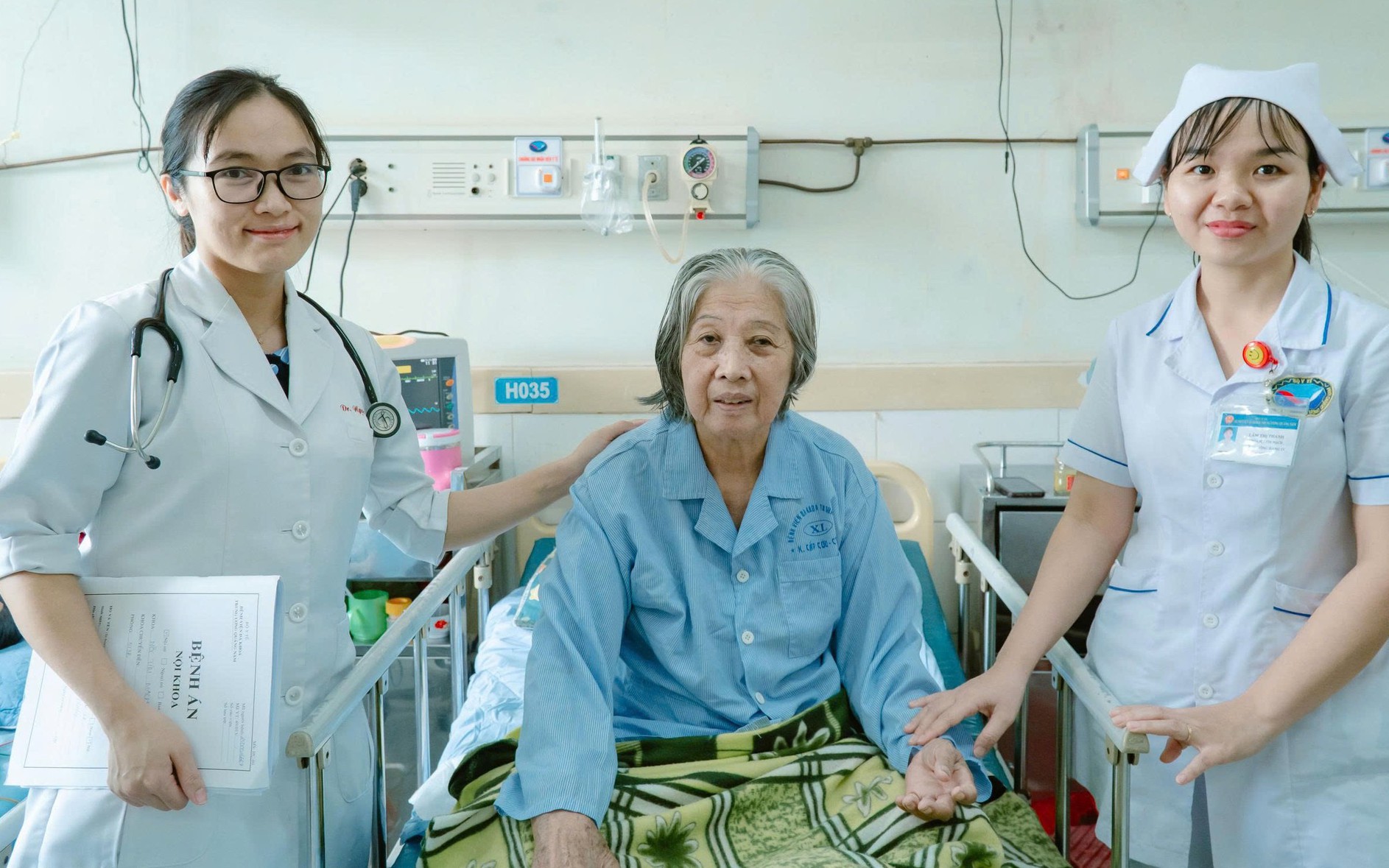 Video: Cứu sống người đàn ông ngừng hô hấp – tuần hoàn khi đi khám bệnh- Ảnh 2.