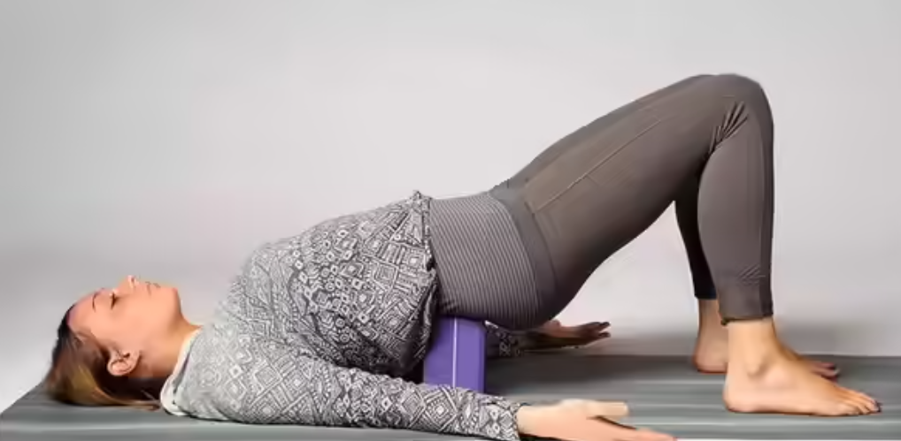 8 bài tập kéo giãn đơn giản và hiệu quả giúp giảm đau lưng dưới- Ảnh 6.