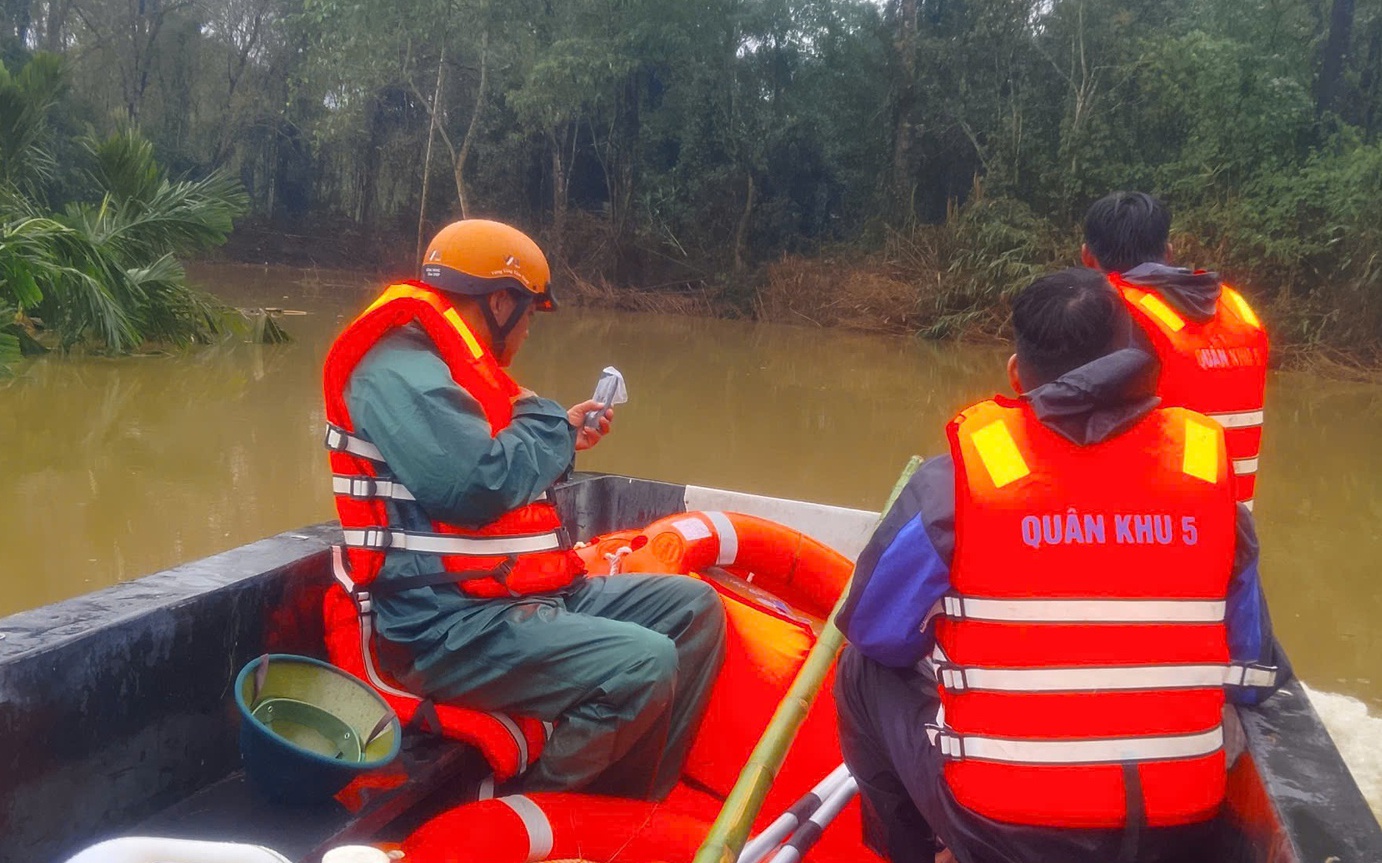 Vụ sạt lở kinh hoàng vùi lấp 3 người: Tìm thấy thi thể đầu tiên- Ảnh 2.