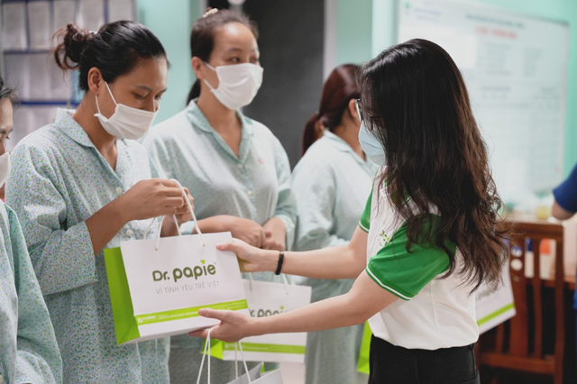 Những món quà nhỏ giữa nơi sự sống mong manh: Dr.Papie đồng hành cùng trẻ sinh non tại Bệnh viện Nhi Trung ương- Ảnh 3.