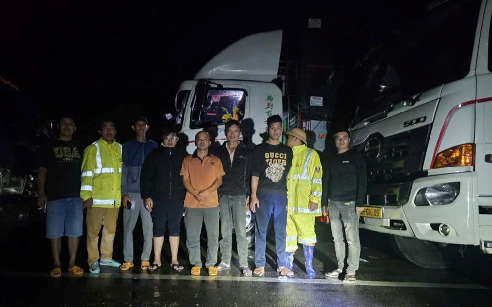 Giải cứu 11 người mắc kẹt do sạt lở đèo Khánh Lê