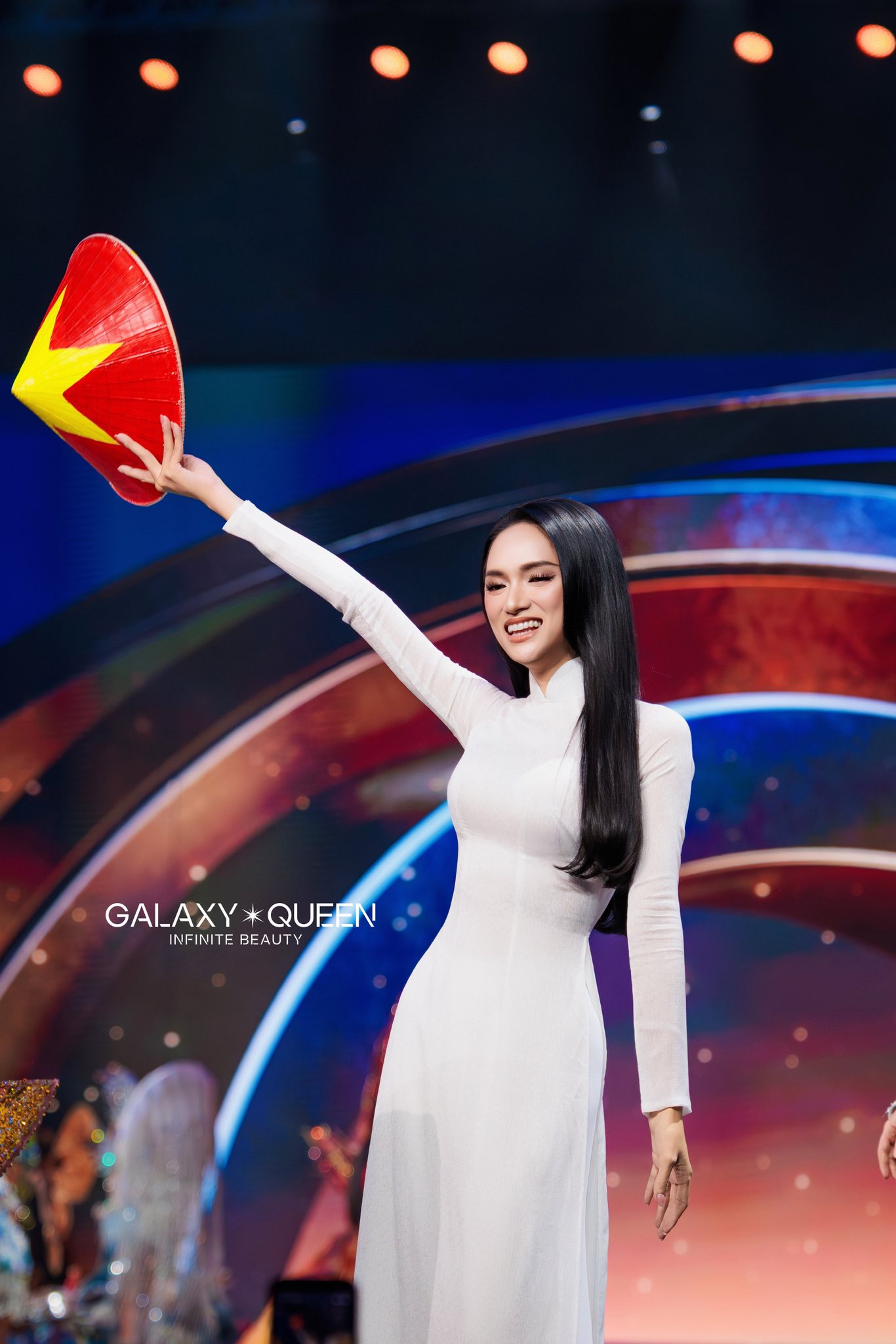 Trọn vẹn khoảnh khắc Hương Giang tỏa sáng trong tà áo dài trắng tại Miss Universe 2025- Ảnh 8.