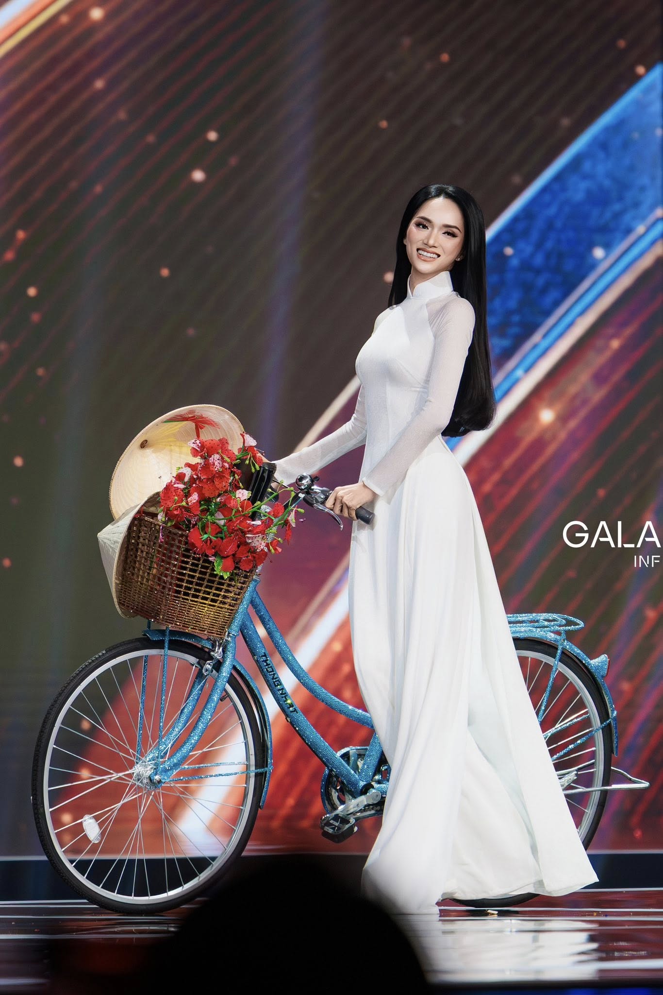 Trọn vẹn khoảnh khắc Hương Giang tỏa sáng trong tà áo dài trắng tại Miss Universe 2025- Ảnh 1.