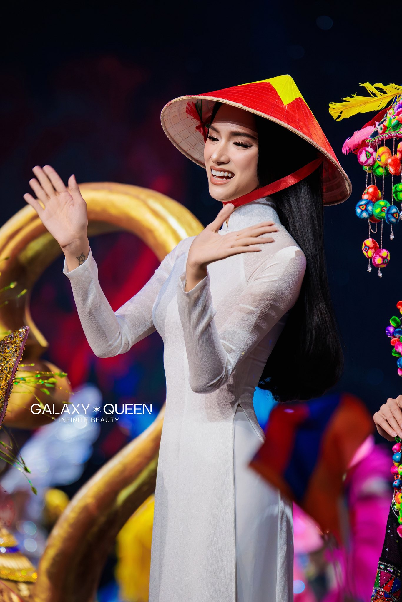 Trọn vẹn khoảnh khắc Hương Giang tỏa sáng trong tà áo dài trắng tại Miss Universe 2025- Ảnh 6.