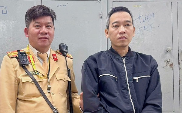 Bắt 3 đối tượng lập tài khoản ảo dụ người bán xe rồi cướp tài sản- Ảnh 2. Cướp xe máy của nữ sinh, kẻ gây án bị CSGT trực chốt tóm gọn