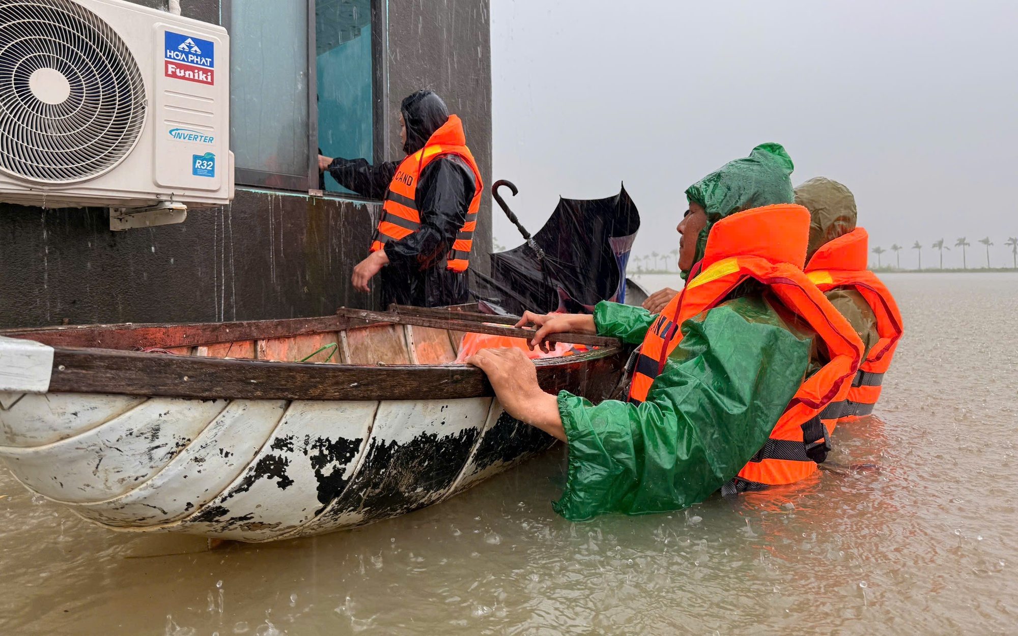 Công an Đắk Lắk vượt nước lũ cứu 7 người bị mắc kẹt khi nước dâng