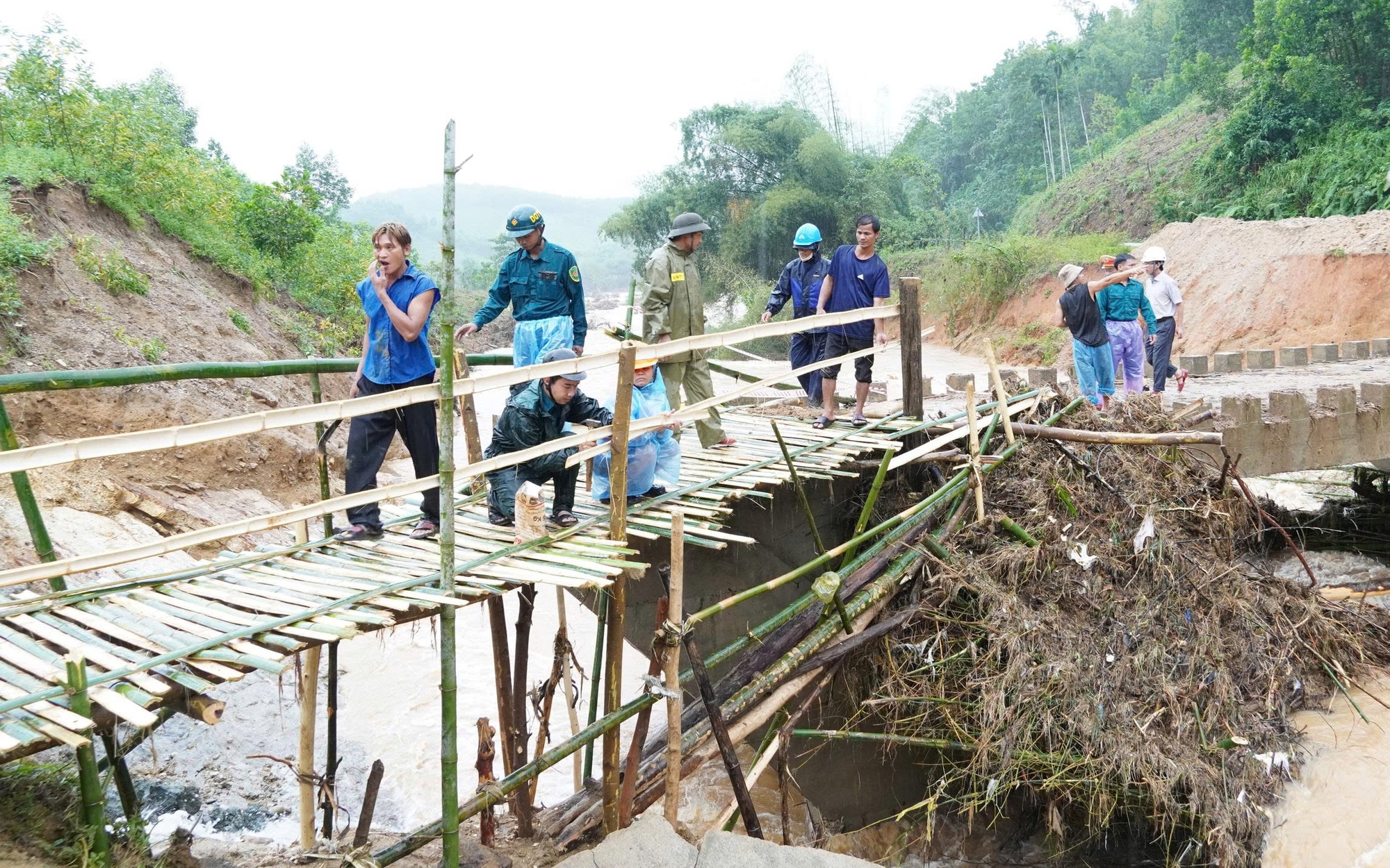 Nước lũ sông Đa Nhim cuồn cuộn cuốn trôi cầu treo dài 100m- Ảnh 2.