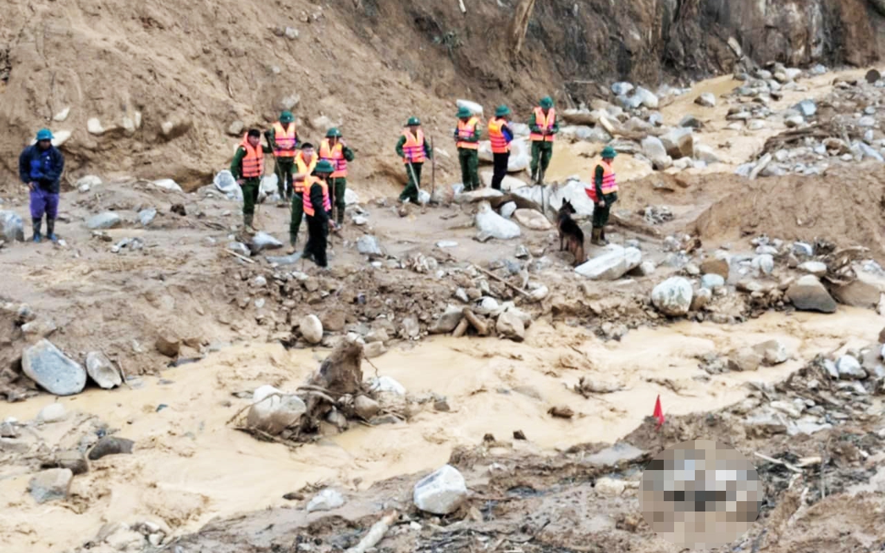 Phó Chủ tịch Quốc hội thăm, động viên gia đình nạn nhân vụ sạt lở ở Hùng Sơn- Ảnh 4.