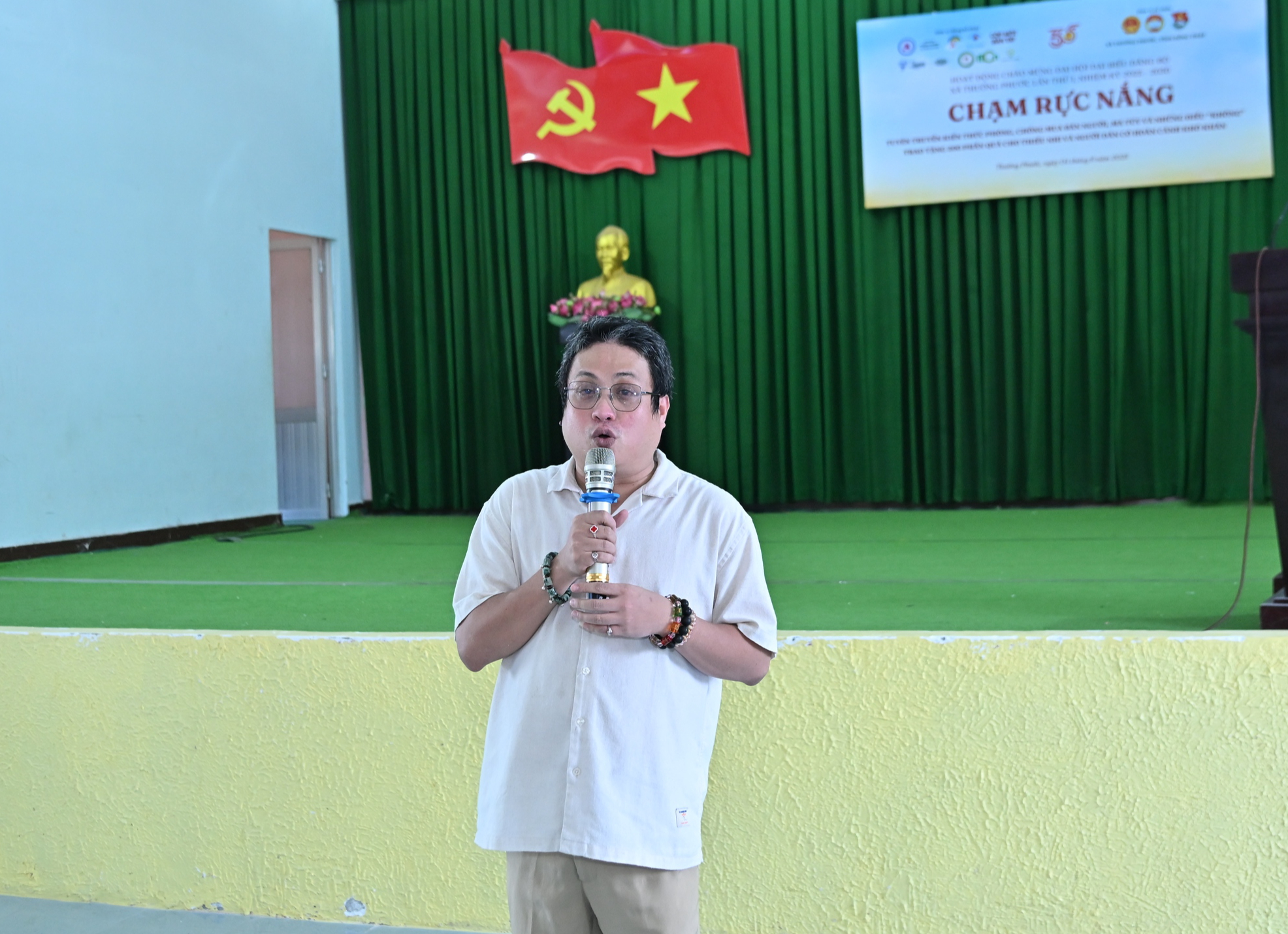 Bác sĩ sống chung với HIV hơn 15 năm và hành trình 'ngừng cho HIV quyền phá hỏng cuộc đời mình'- Ảnh 3. Bác sĩ sống chung với HIV hơn 15 năm và hành trình 'ngừng cho HIV quyền phá hỏng cuộc đời mình'- Ảnh 3.