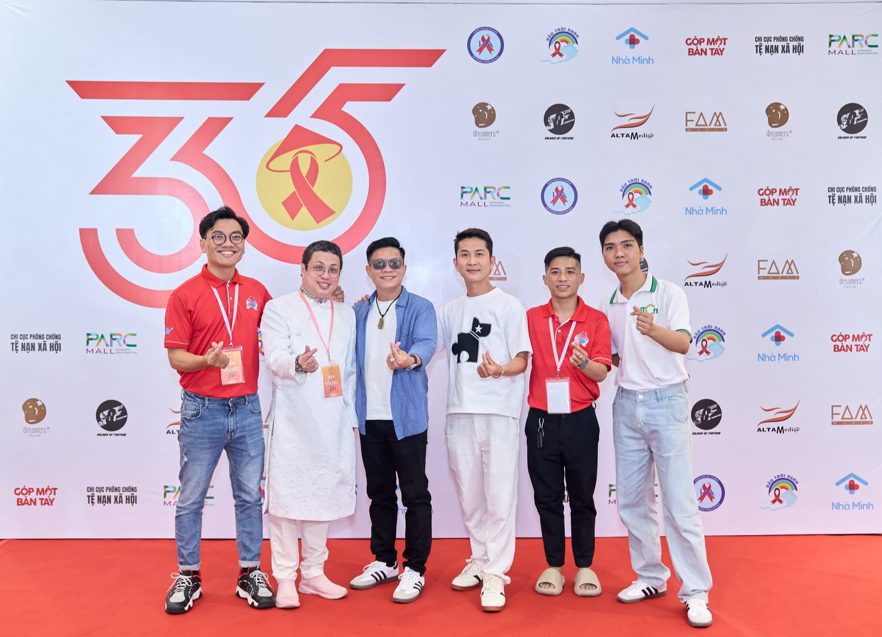 Bác sĩ sống chung với HIV hơn 15 năm và hành trình 'ngừng cho HIV quyền phá hỏng cuộc đời mình'- Ảnh 2. Bác sĩ sống chung với HIV hơn 15 năm và hành trình 'ngừng cho HIV quyền phá hỏng cuộc đời mình'- Ảnh 2.