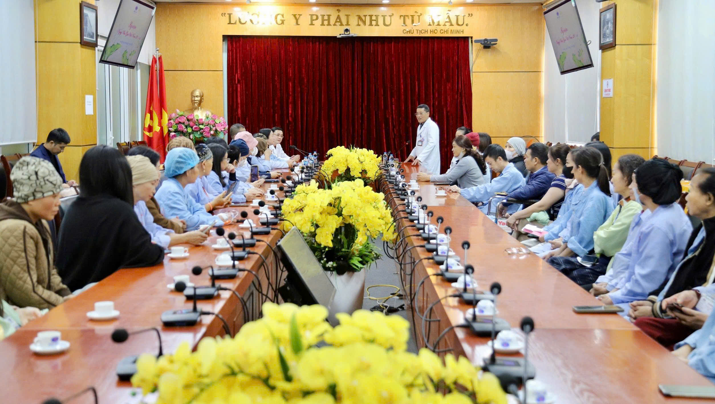 Am vietnamesischen Lehrertag würdigen Ärzte die an Krebs erkrankten Lehrer. – Foto 2. Ngày Nhà giáo Việt Nam, thầy thuốc tri ân thầy cô giáo là bệnh nhân ung thư
- Ảnh 2.