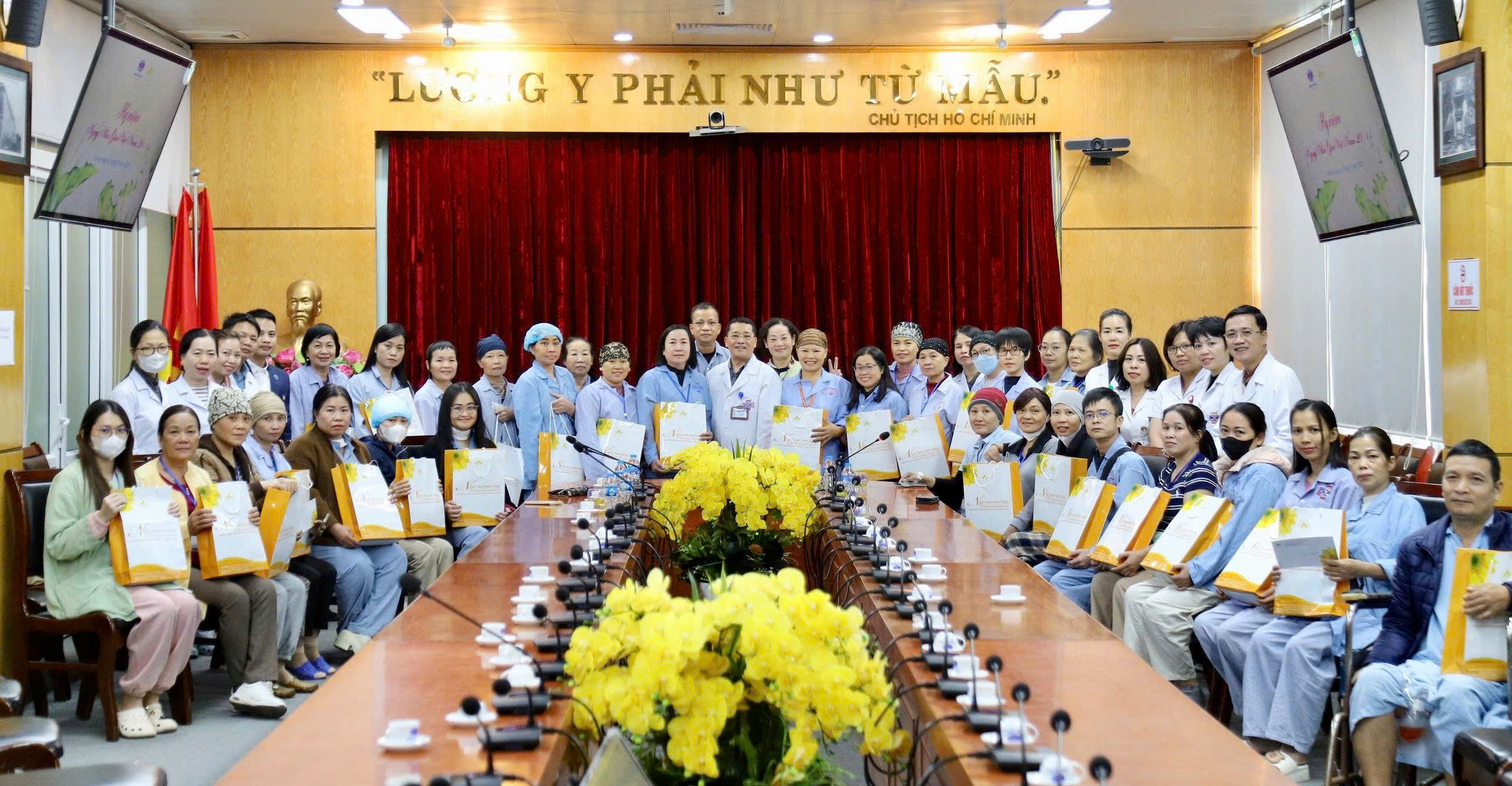 Am vietnamesischen Lehrertag würdigen Ärzte die an Krebs erkrankten Lehrer. – Foto 3. Ngày Nhà giáo Việt Nam, thầy thuốc tri ân thầy cô giáo là bệnh nhân ung thư
- Ảnh 3.