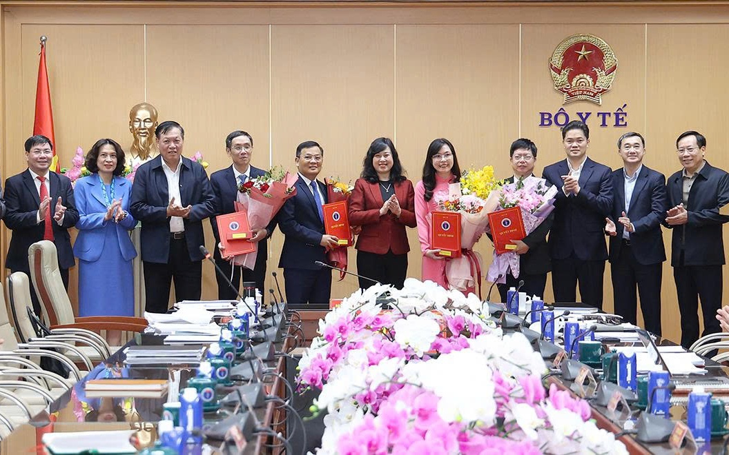 Bộ Y tế bổ nhiệm lại Giám đốc Trung tâm Pháp y tâm thần khu vực miền Trung- Ảnh 4. Bộ trưởng Bộ Y tế trao quyết định điều động, bổ nhiệm, bổ nhiệm lại lãnh đạo nhiều đơn vị