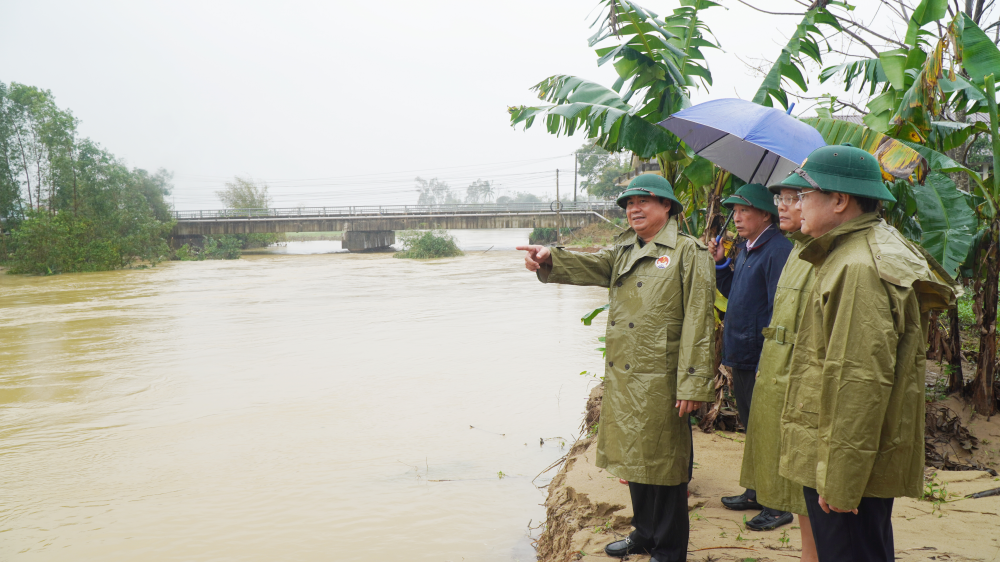 Dầm mưa khắc phục sạt lở uy hiếp giao thông sau lũ ở Huế- Ảnh 8.
