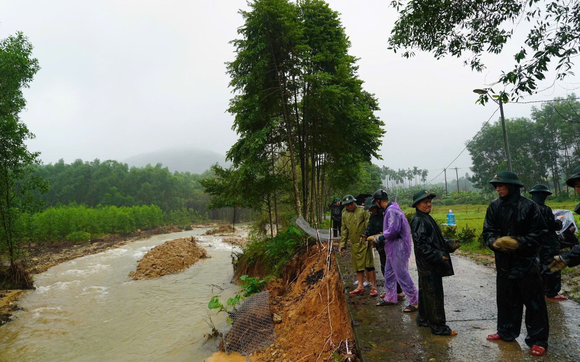 Dầm mưa khắc phục sạt lở uy hiếp giao thông sau lũ ở Huế