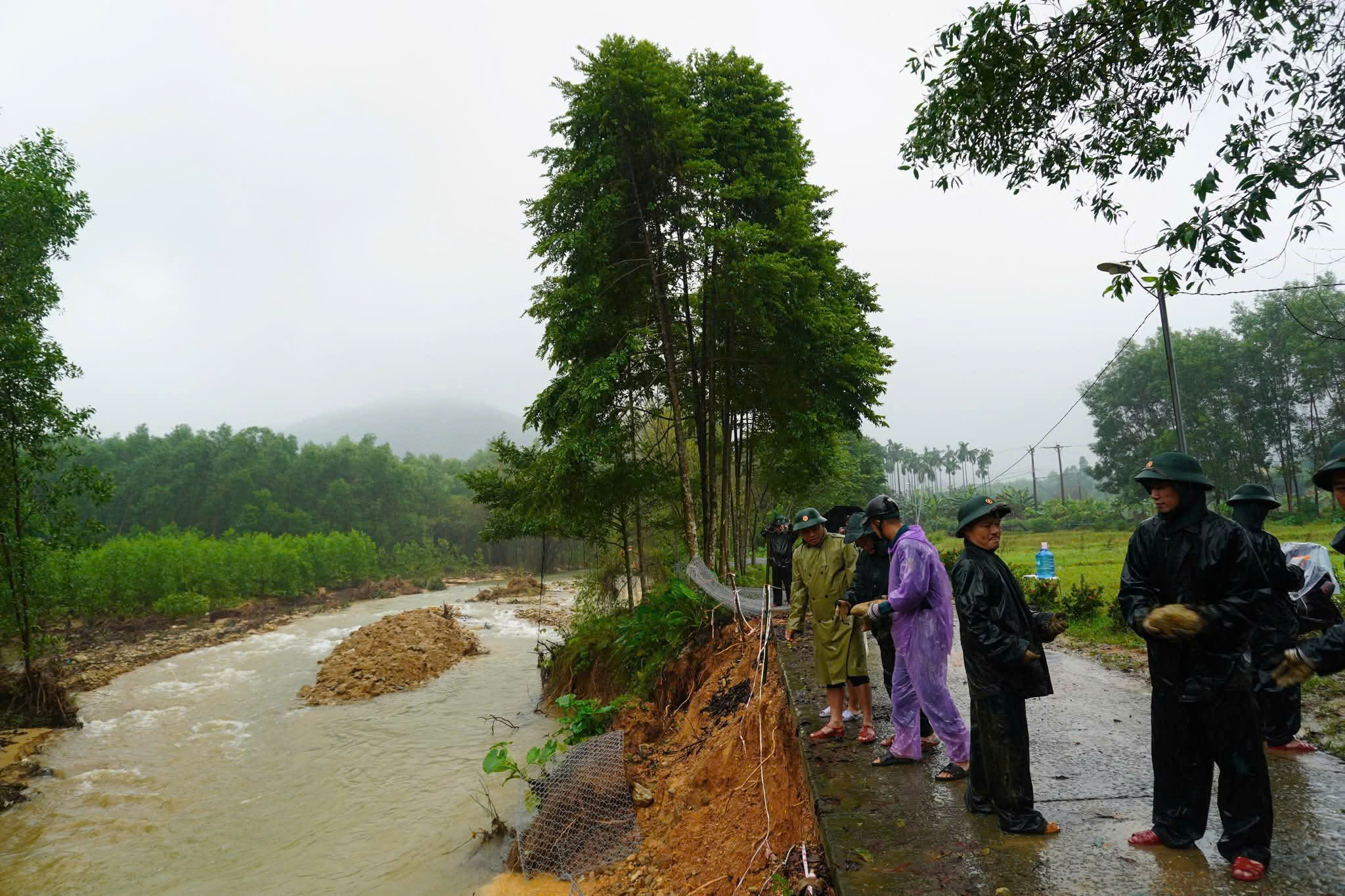 Dầm mưa khắc phục sạt lở uy hiếp giao thông sau lũ ở Huế- Ảnh 7.