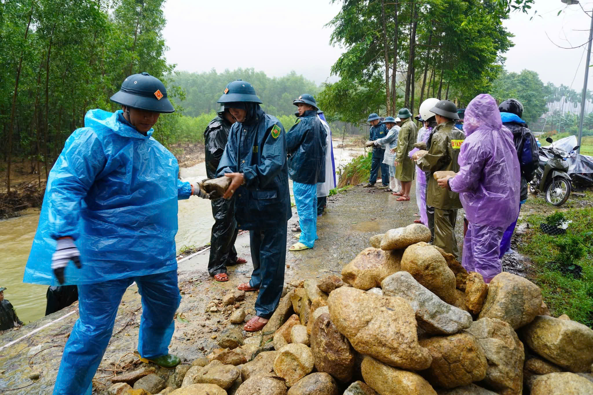 Dầm mưa khắc phục sạt lở uy hiếp giao thông sau lũ ở Huế- Ảnh 2.