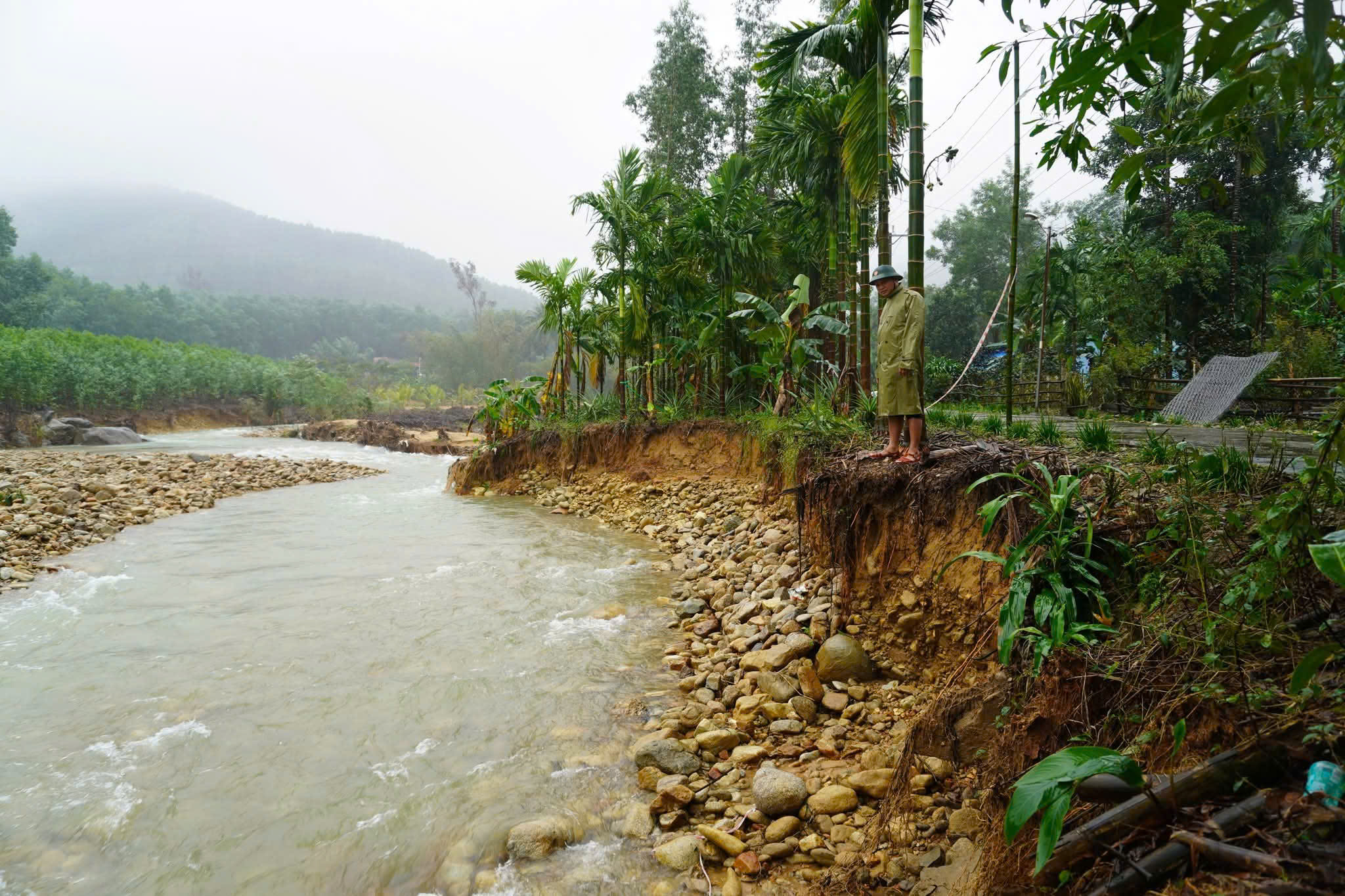 Dầm mưa khắc phục sạt lở uy hiếp giao thông sau lũ ở Huế- Ảnh 1.