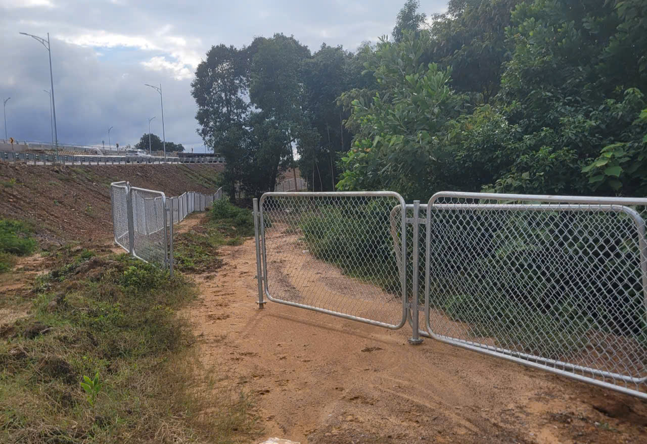 Bò đi vào cao tốc, chủ đầu tư cảnh báo và yêu cầu xử lý việc tự ý phá hàng rào- Ảnh 2. Bò đi vào cao tốc, chủ đầu tư cảnh báo và yêu cầu xử lý việc tự ý phá hàng rào- Ảnh 2.