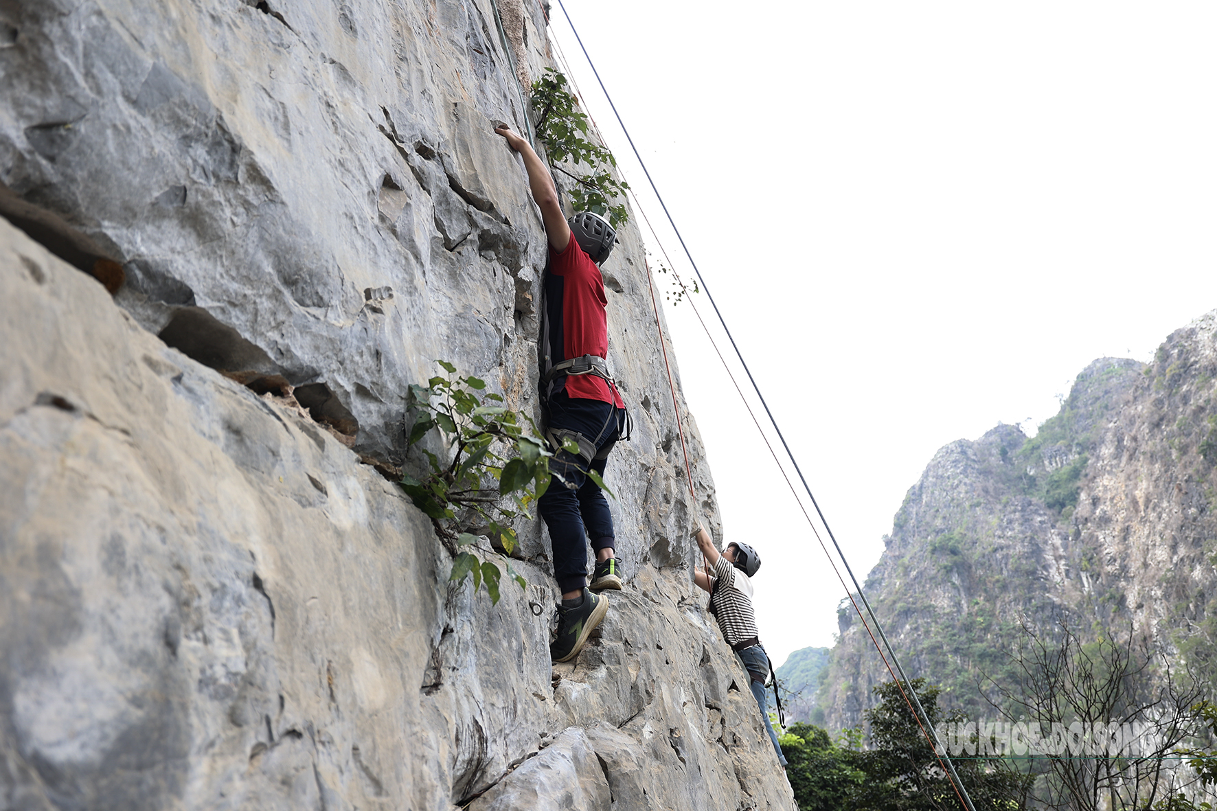 Đến Lạng Sơn trải nghiệm leo núi mạo hiểm- Ảnh 2. Đến Lạng Sơn trải nghiệm leo núi mạo hiểm- Ảnh 2.