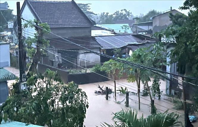 Đắk Lắk: Di dời hàng trăm hộ dân trong đêm khỏi vùng ngập lụt- Ảnh 2.