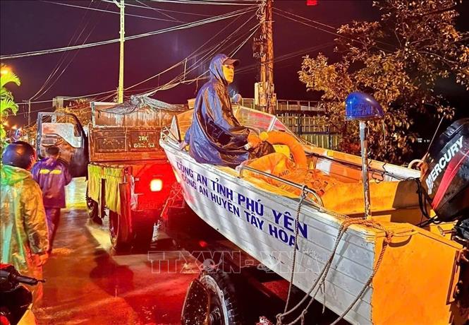 Đắk Lắk: Di dời hàng trăm hộ dân trong đêm khỏi vùng ngập lụt- Ảnh 4.