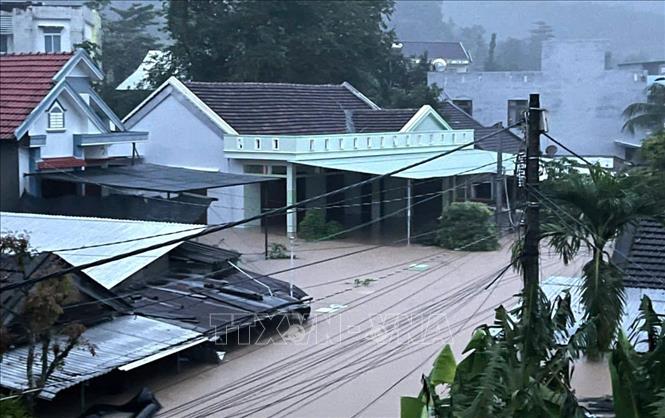 Đắk Lắk: Di dời hàng trăm hộ dân trong đêm khỏi vùng ngập lụt- Ảnh 1.