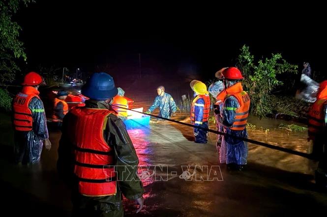 Đắk Lắk: Di dời hàng trăm hộ dân trong đêm khỏi vùng ngập lụt- Ảnh 5.