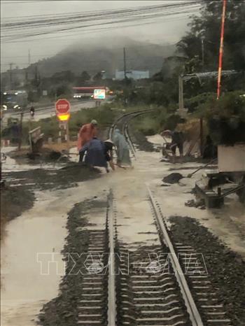 Ngừng chạy nhiều đoàn tàu do ảnh hưởng mưa lũ, ngập lụt- Ảnh 1.